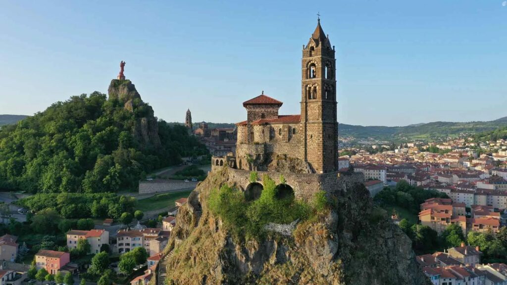 Vue sur le Rocher Saint-Michel d'Aiguilhe, la statue Notre-Dame de France et le Puy-en-Velay en Haute-Loire, Auvergne